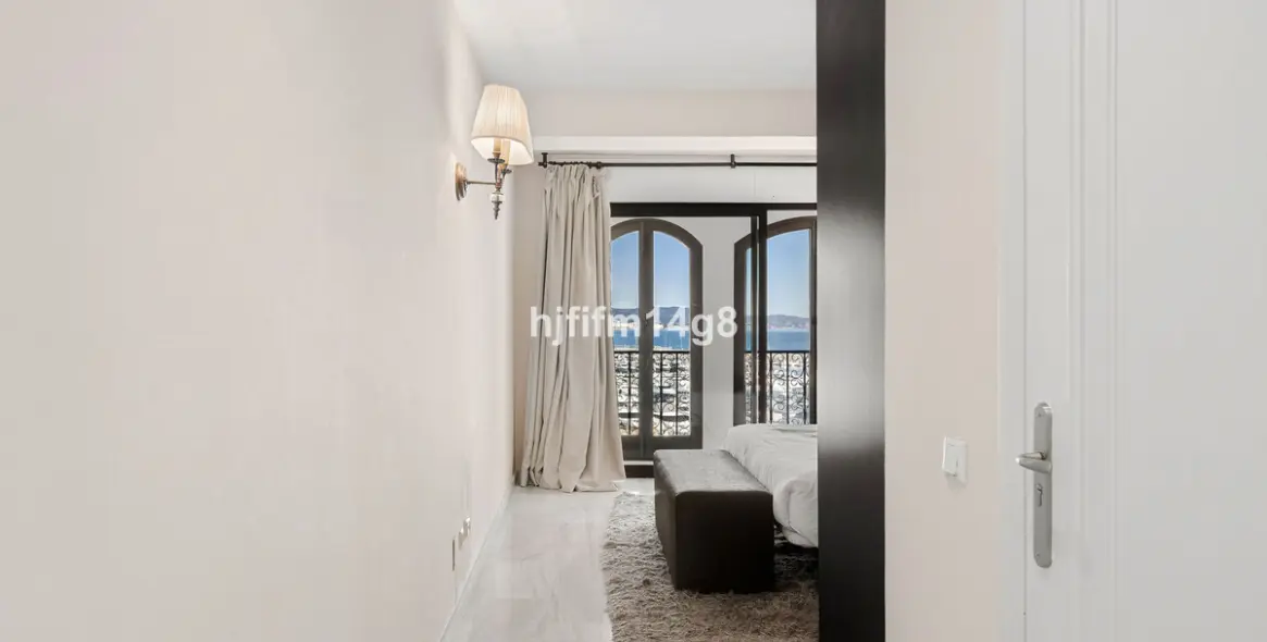 Sale of middle floor apartment in Puerto Banús 12