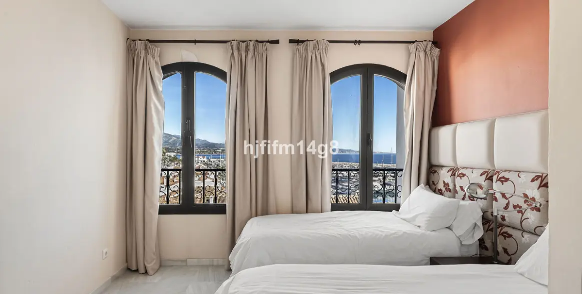 Sale of middle floor apartment in Puerto Banús 13