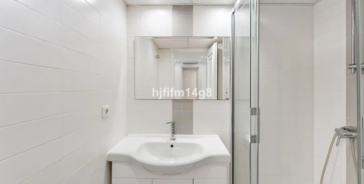 Sale of middle floor apartment in Puerto Banús 15