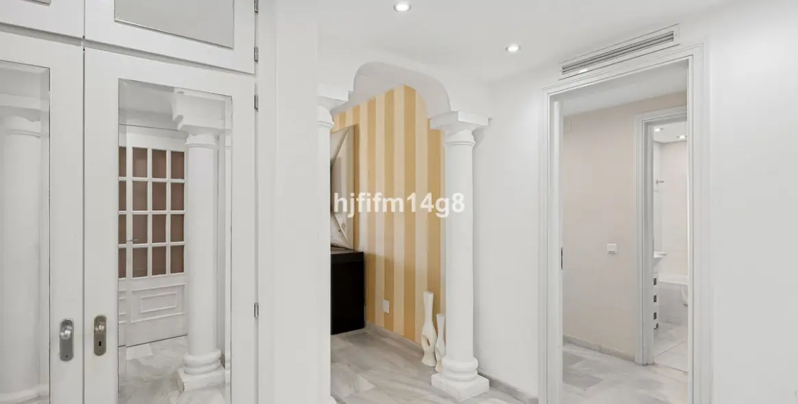 Sale of middle floor apartment in Puerto Banús 17