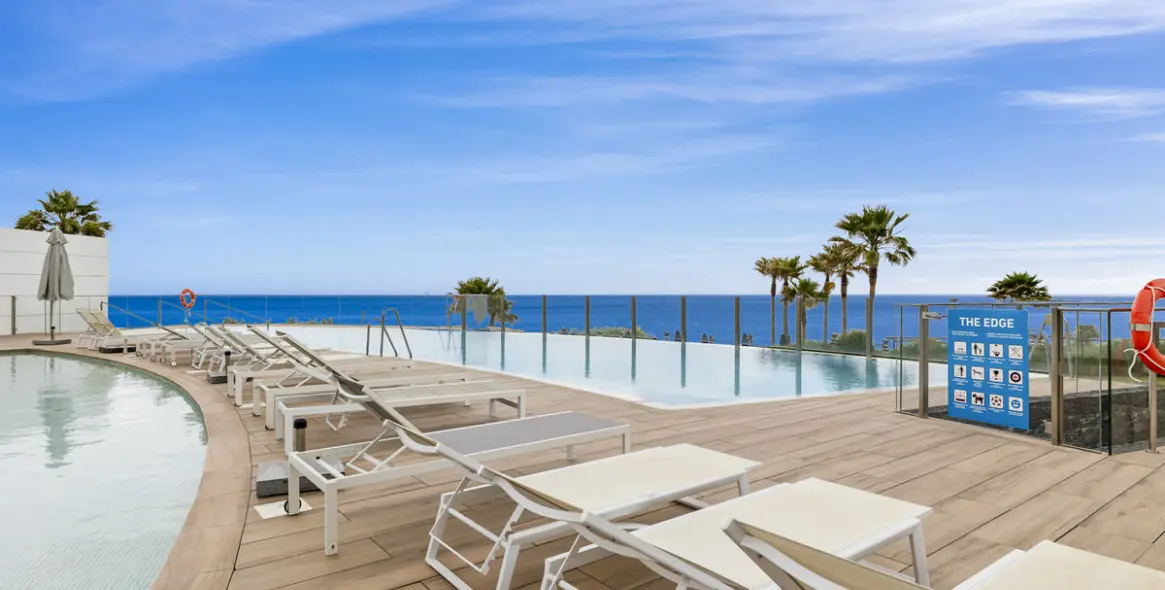 Venta de apartamento en planta media en Estepona 1