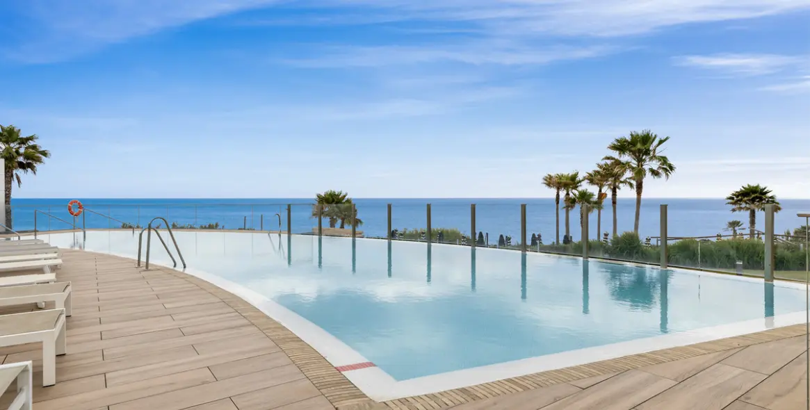 Venta de apartamento en planta media en Estepona 2