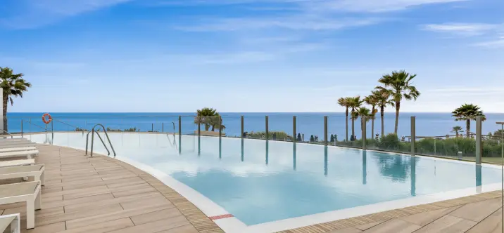 Venta de apartamento en planta media en Estepona 1