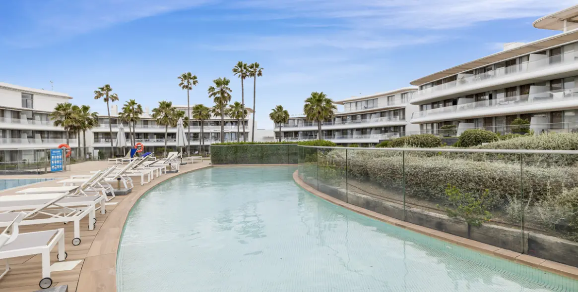 Venta de apartamento en planta media en Estepona 3