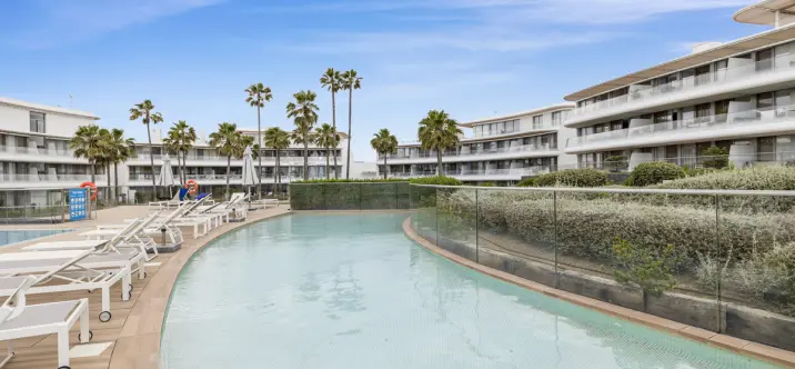 Venta de apartamento en planta media en Estepona 2