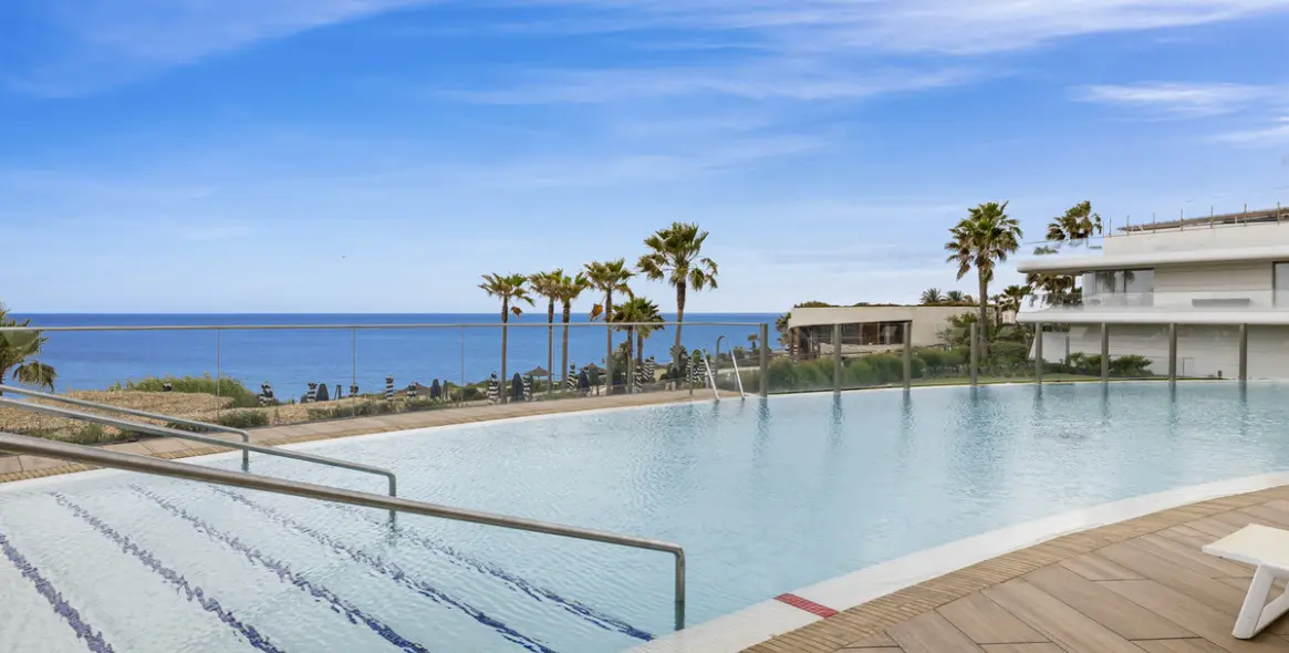 Venta de apartamento en planta media en Estepona 4