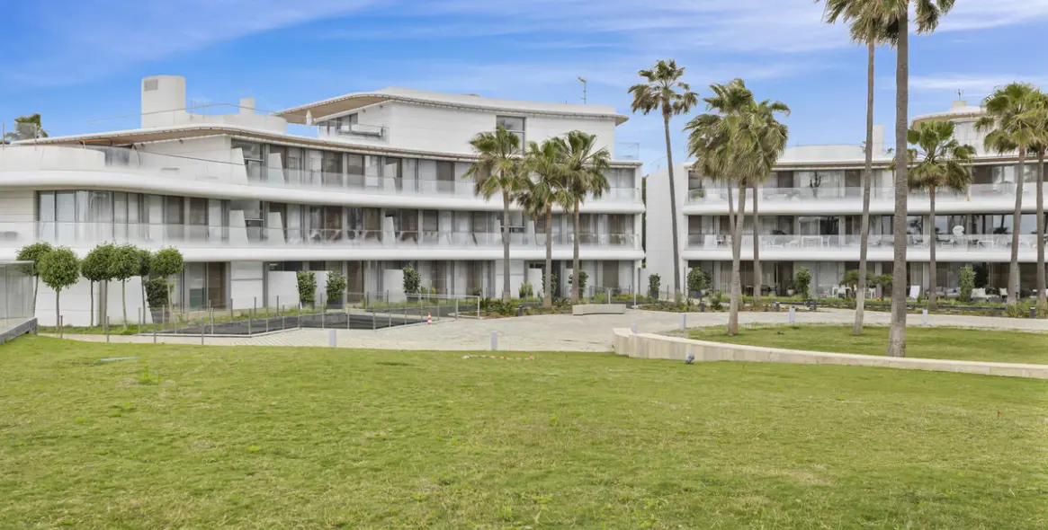 Venta de apartamento en planta media en Estepona 7