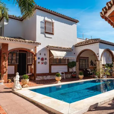 Venta de villa independiente en Los Pacos