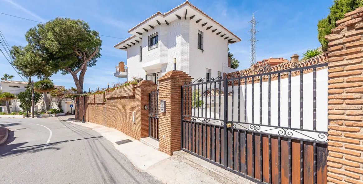 Sale of detached villa in Benalmadena 28