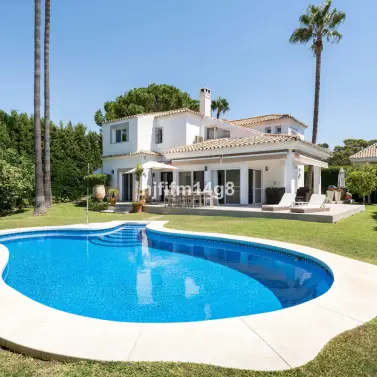 Venta de villa independiente en Nueva Andalucía
