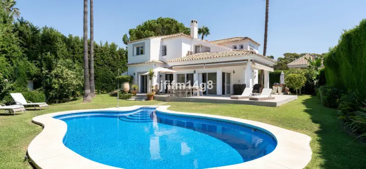 Venta de villa independiente en Nueva Andalucía 0