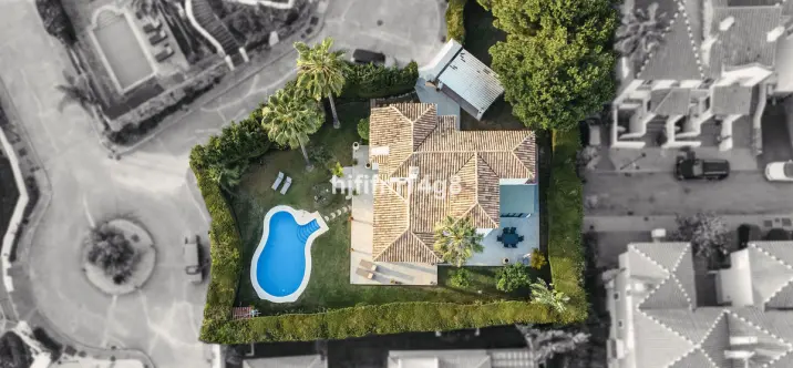 Venta de villa independiente en Nueva Andalucía 1