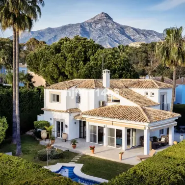 Venta de villa independiente en Nueva Andalucía