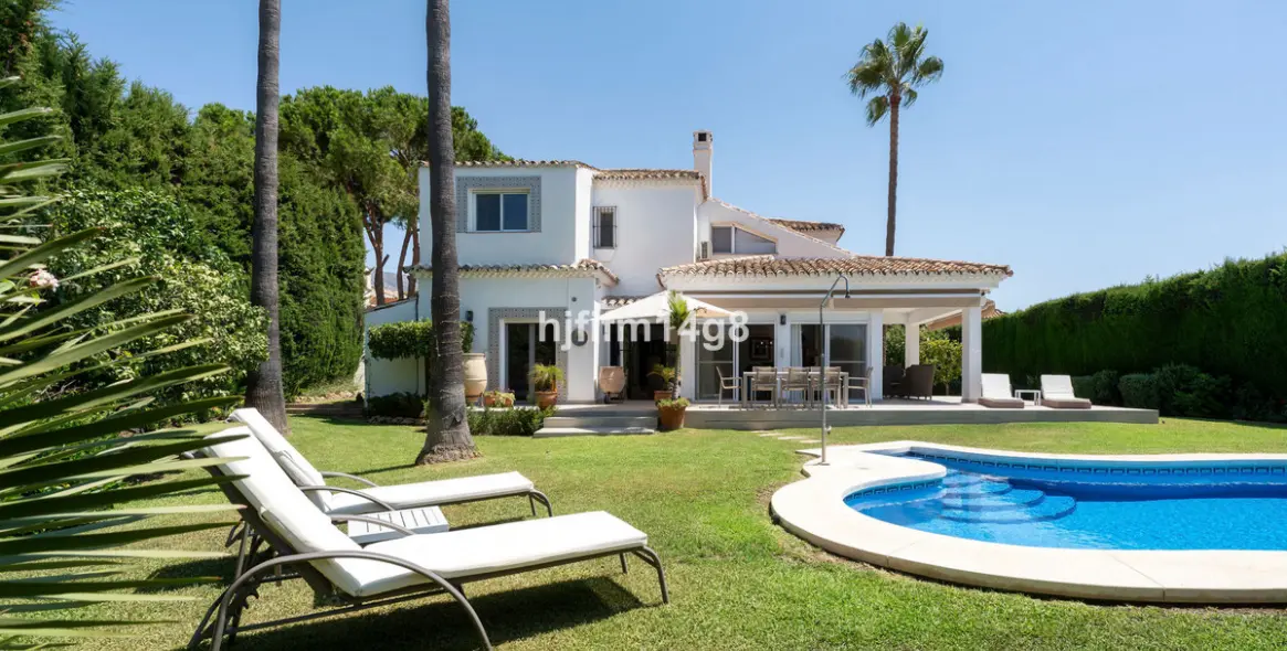 Venta de villa independiente en Nueva Andalucía 4