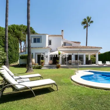 Venta de villa independiente en Nueva Andalucía