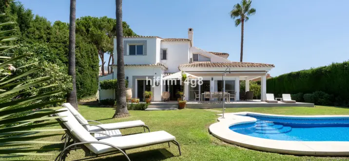 Venta de villa independiente en Nueva Andalucía 3