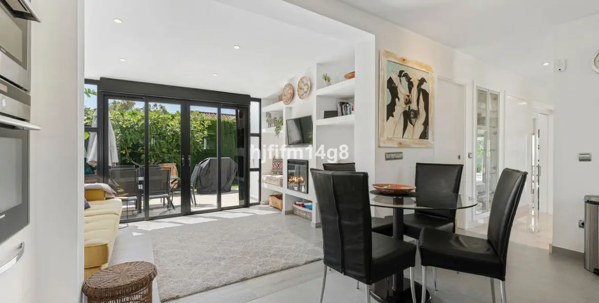 Venta de villa independiente en Nueva Andalucía 10