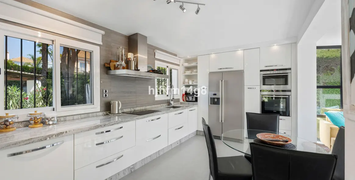 Venta de villa independiente en Nueva Andalucía 11