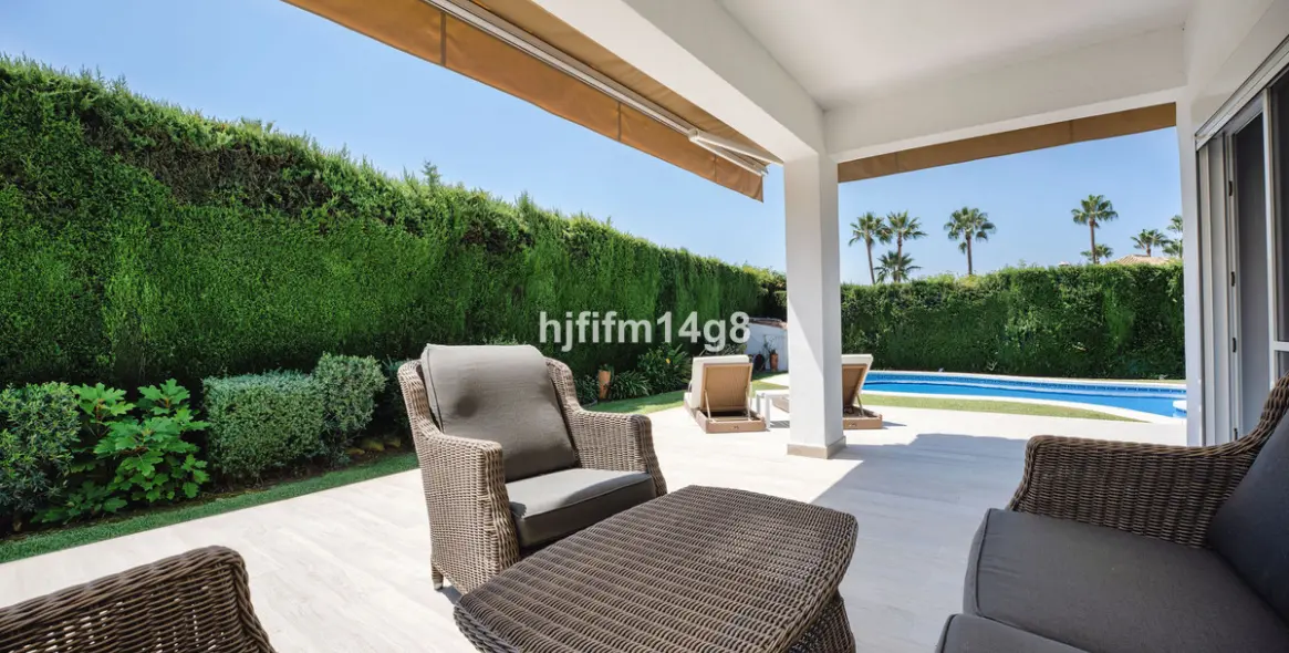 Продажа  отдельно стоящей виллы в Nueva Andalucía 24