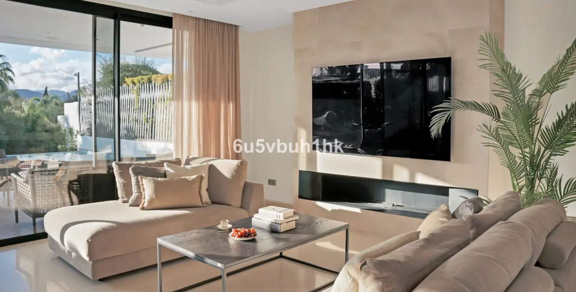 Sale of detached villa in Golden Mile 7