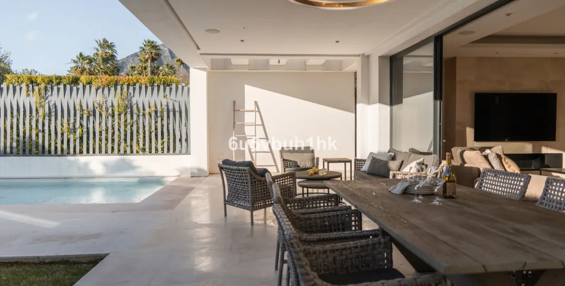 Sale of detached villa in Golden Mile 10