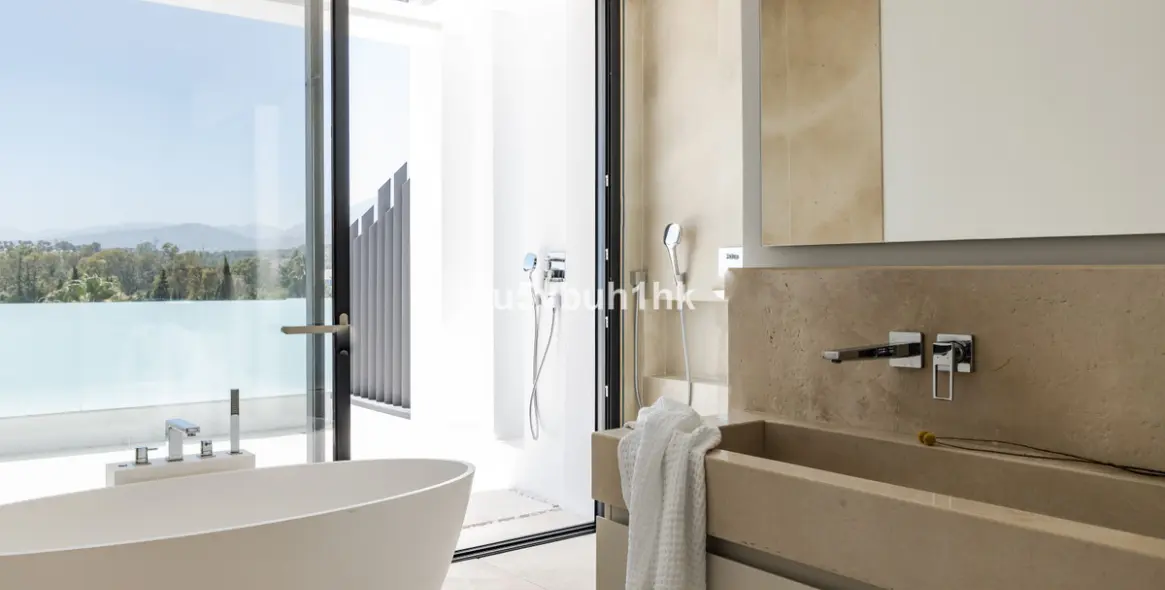 Sale of detached villa in Golden Mile 20