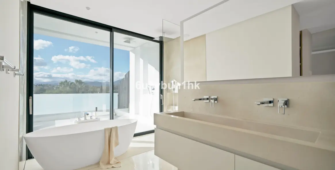 Sale of detached villa in Golden Mile 23