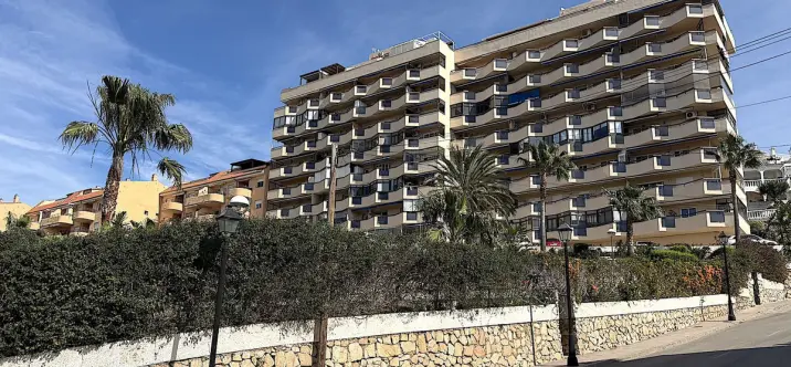 Sale of middle floor apartment in Los Pacos 0