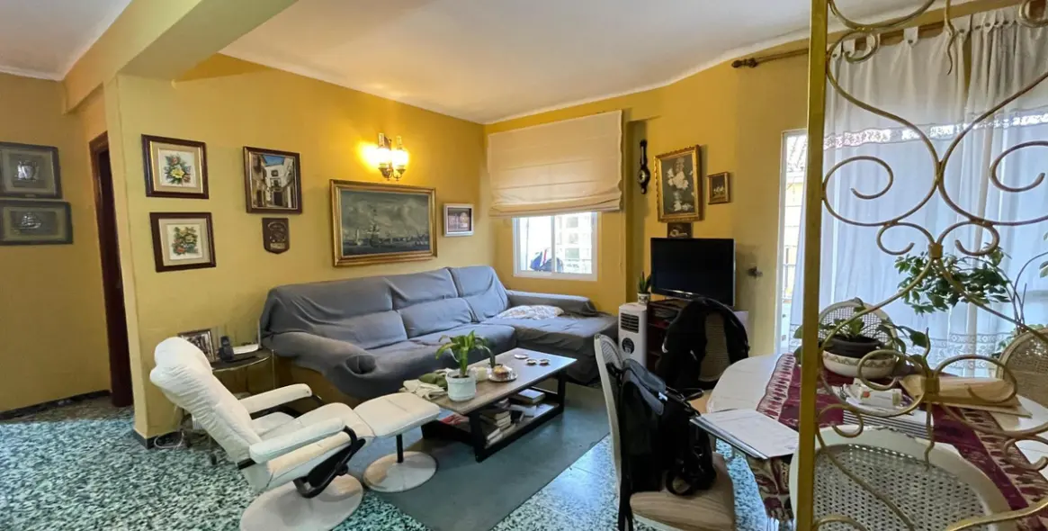 Sale of middle floor apartment in Málaga 3