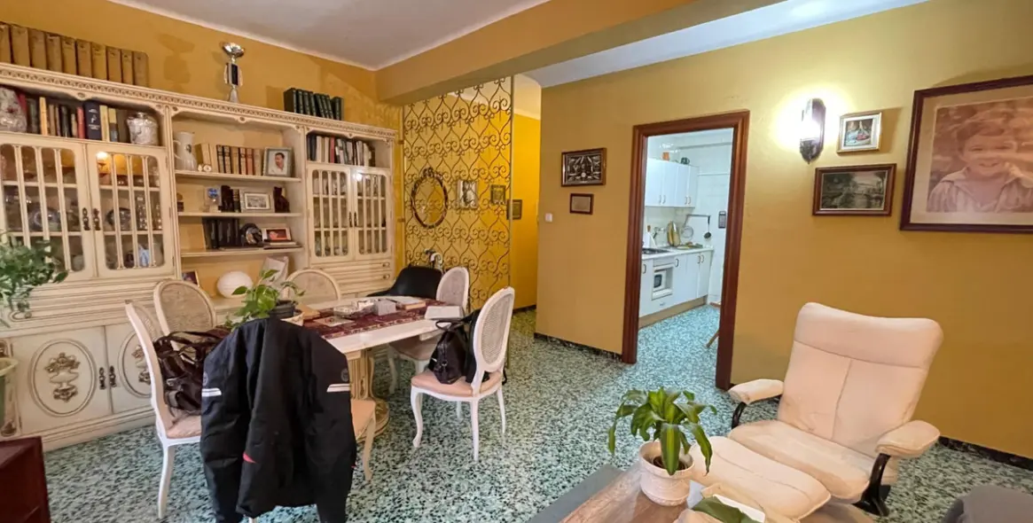 Sale of middle floor apartment in Málaga 9