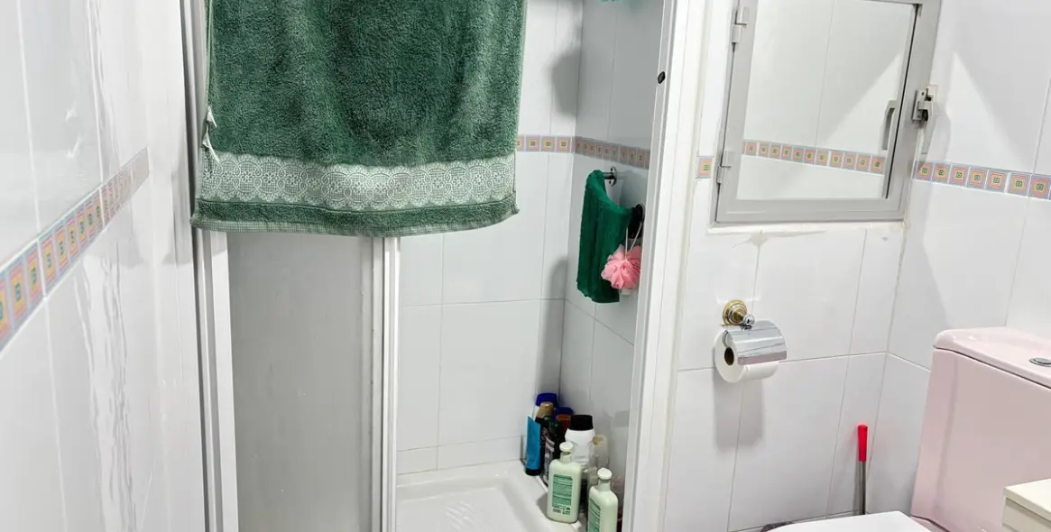 Sale of middle floor apartment in Málaga 14