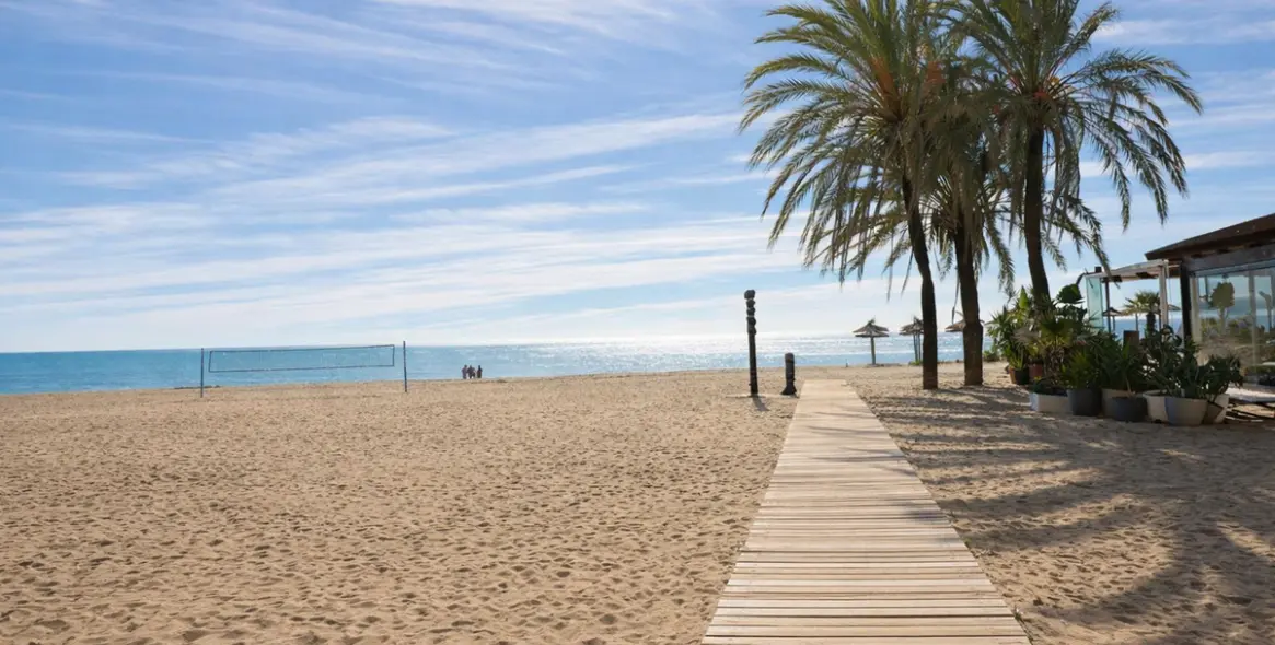 Venta de apartamento en planta media en Estepona 1