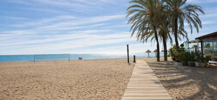 Venta de apartamento en planta media en Estepona 0