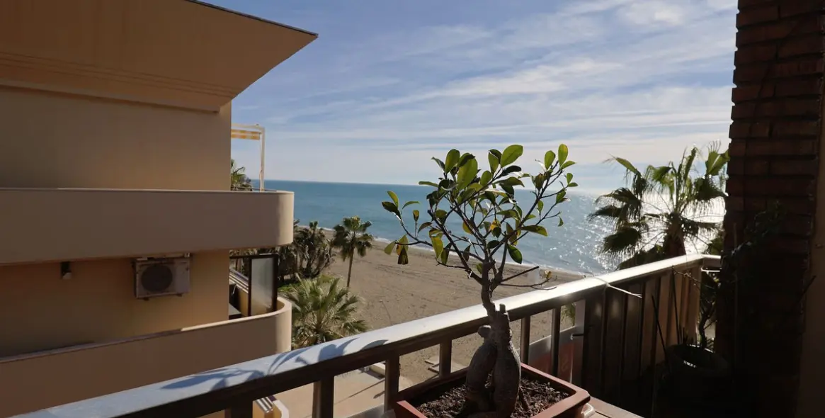 Venta de apartamento en planta media en Estepona 2