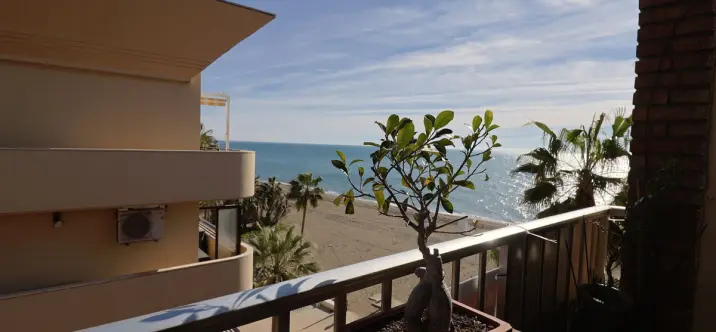 Venta de apartamento en planta media en Estepona 1