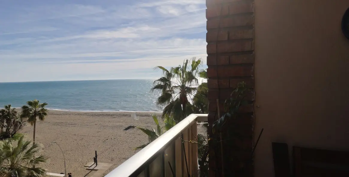 Venta de apartamento en planta media en Estepona 3