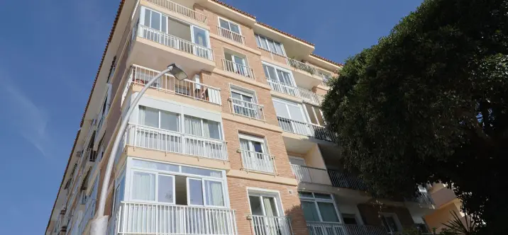 Venta de apartamento en planta media en Estepona 3
