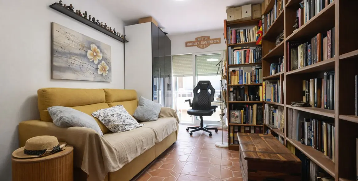 Venta de apartamento en planta media en Estepona 8