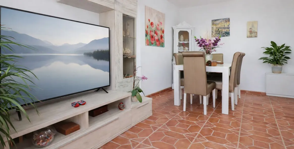 Venta de apartamento en planta media en Estepona 11