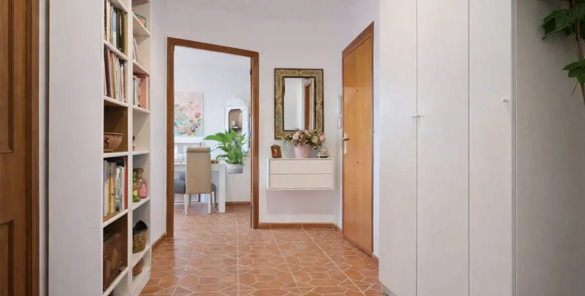 Venta de apartamento en planta media en Estepona 12