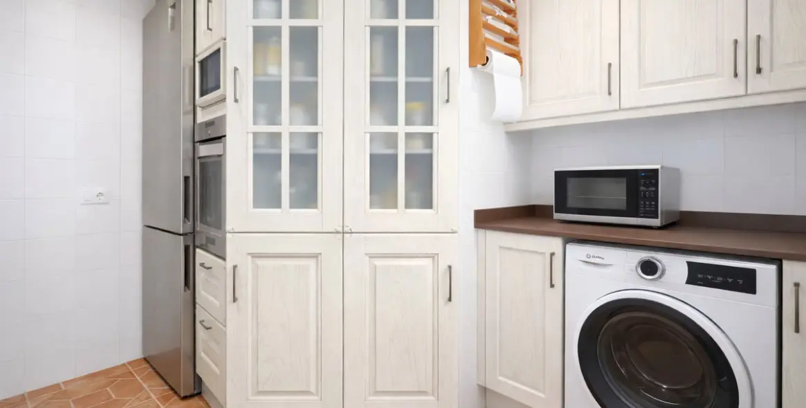 Venta de apartamento en planta media en Estepona 16