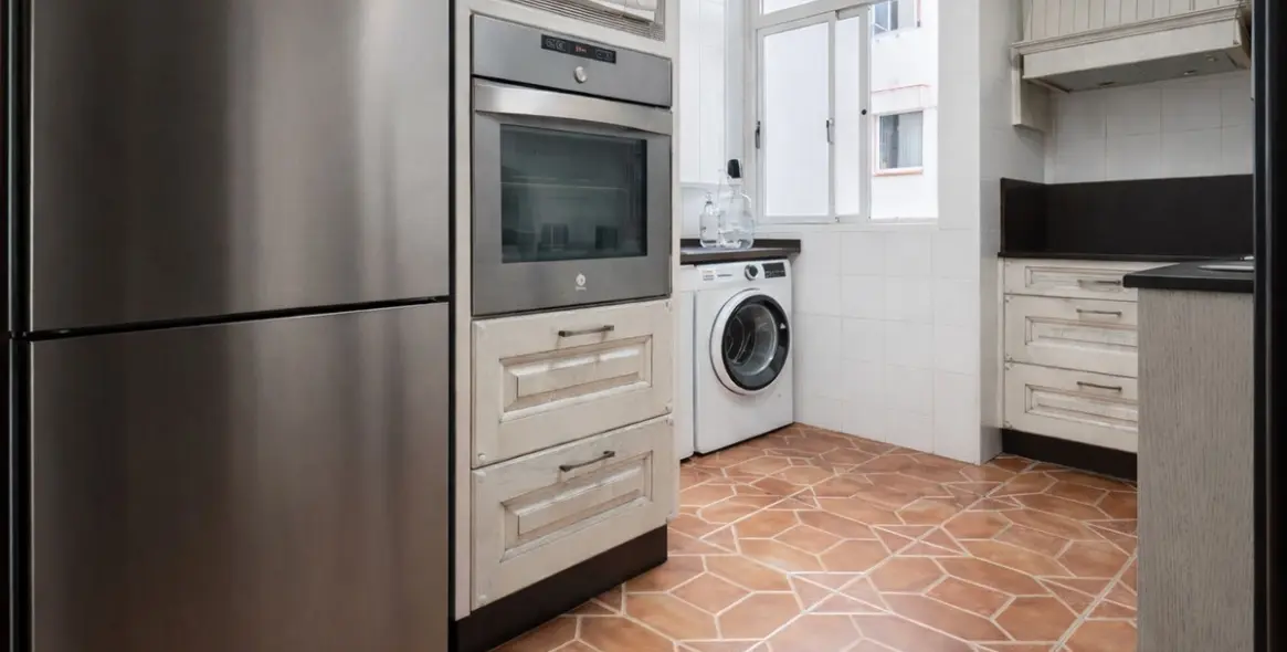 Venta de apartamento en planta media en Estepona 17