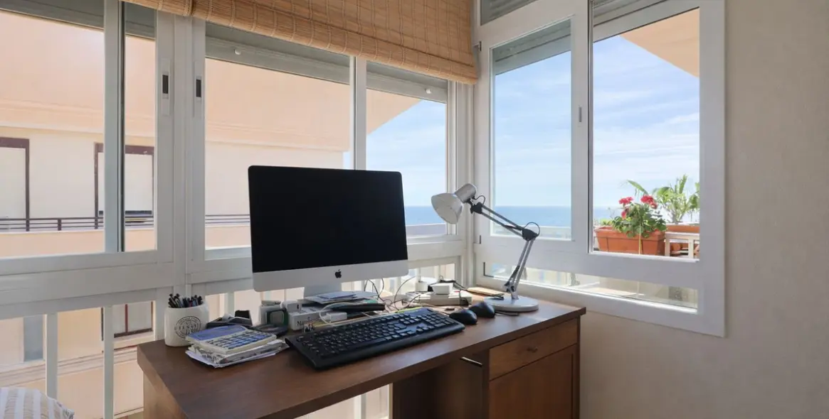 Venta de apartamento en planta media en Estepona 20