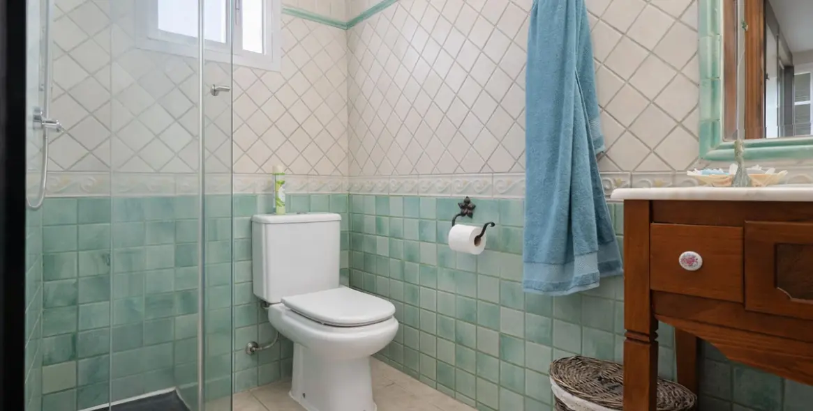 Sale of middle floor apartment in Estepona 21