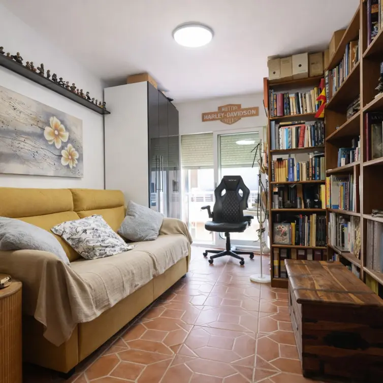 Sale of middle floor apartment in Estepona