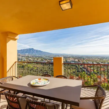 Venta de apartamento en planta media en Benahavís