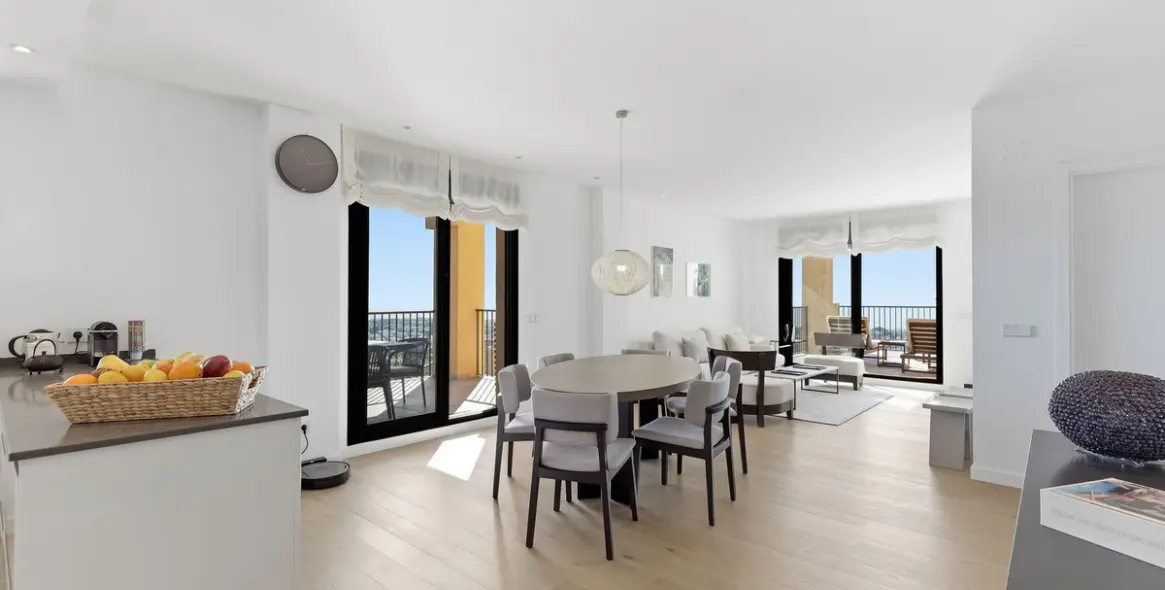 Venta de apartamento en planta media en Benahavís 2