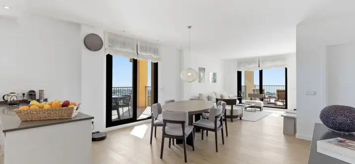 Venta de apartamento en planta media en Benahavís 1