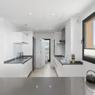 Venta de apartamento en planta media en Benahavís