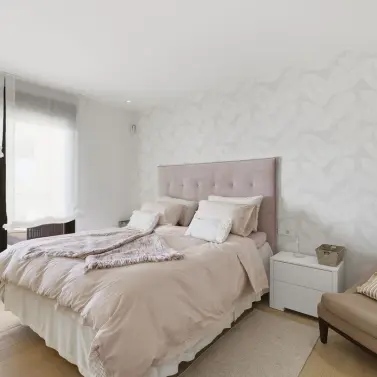 Venta de apartamento en planta media en Benahavís